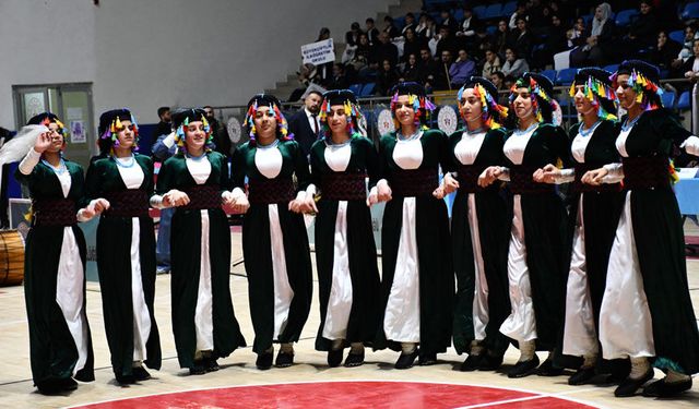 Hakkari'de halk oyunları il birinciliği yarışması yapıldı