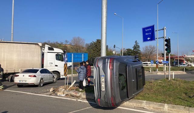 İki otomobil kavşakta çarpıştı: 4 yaralı