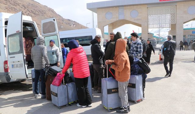İranlılar Türkiye sınırında barış mesajları verdi