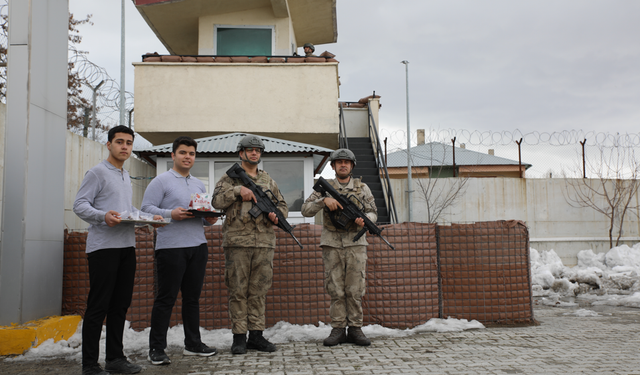 Van’da öğrencilerden güvenlik güçlerine iftar ikramı