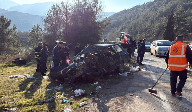 Kamyon ile otomobil çarpıştı: 1 ölü, 5 yaralı