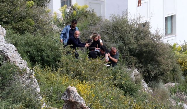 Kayalıktan düşen kadını sırtlarında taşıdılar