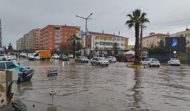Sağanak nedeniyle cadde ve sokaklar göle döndü