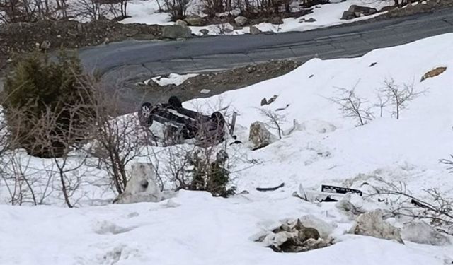 Hakkari'de dağdan düşen kaya araca çarptı