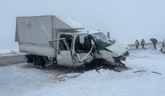 Hakkari'de iki araç çarpıştı: 1'i ağır 8 yaralı