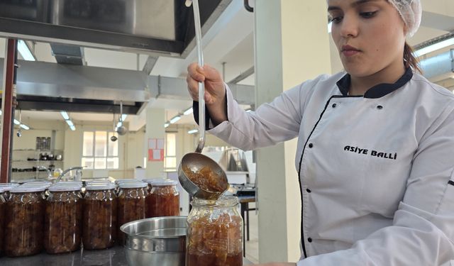 Lise öğrencileri hem meslek öğreniyor hem para kazanıyor