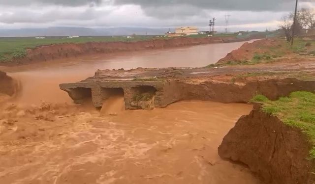 Mardin’de sağanak nedeniyle köprü yıkıldı