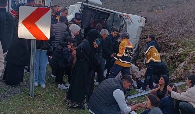 Mardin’de yolcu midibüsü devrildi: 13 yaralı
