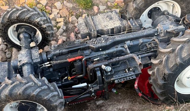 Devrilen traktörün altında hayatını kaybetti