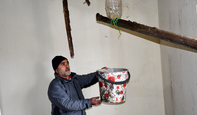 Hakkari'de 2 katlı evin damı çöktü
