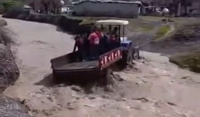 Öğrenciler, debisi yükselen dereyi traktörle geçti