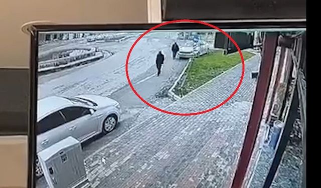 Otomobilin çarptığı 2 yaya yaralandı; o anlar kamerada