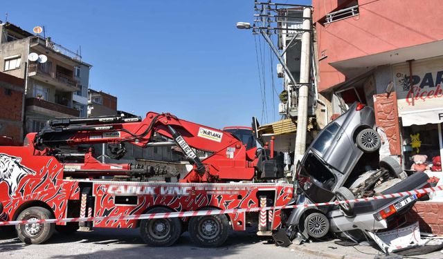 Rampada geri kayan vinç, 2 otomobili ezip