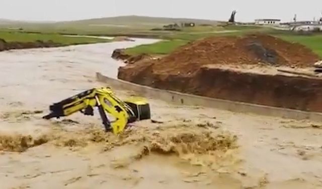 Sağanak nedeniyle dereler taştı, yollar çöktü