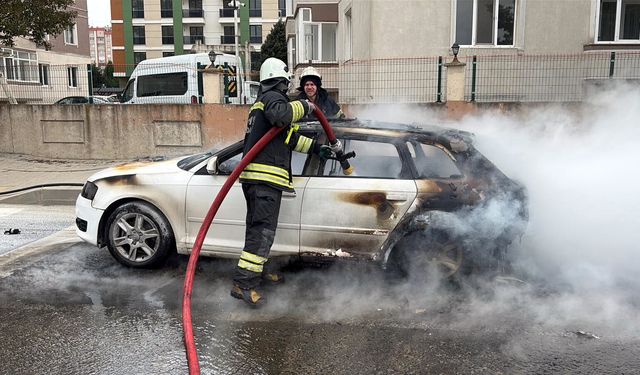 Seyir halindeki otomobil yandı, sürücü son anda kurtuldu