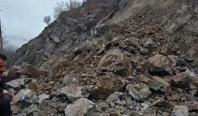 Şırnak’ta kaya düşmesi nedeniyle köy yolu ulaşıma kapandı