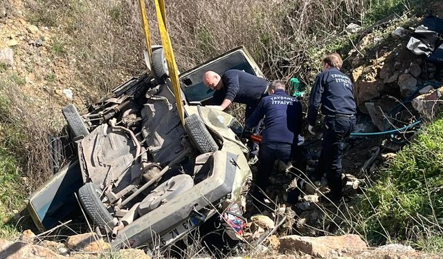Çukura düşen otomobildeki 2 kişi öldü, 1 kişi yaralandı