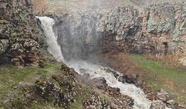 Muş’ta şelaleler coşkulu akıyor
