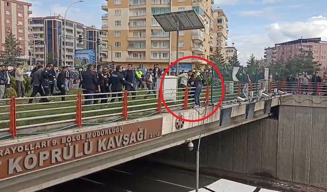 Üst geçitten atlamak isteyen kişiyi polis kurtardı