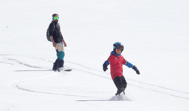 Hakkari'de doğal karla kaplı pistlerde kayak keyfi