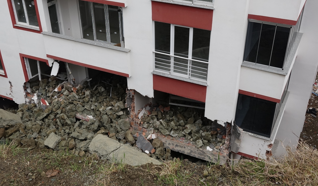 İstinat duvarı çöktü, 2 daire hasar gördü