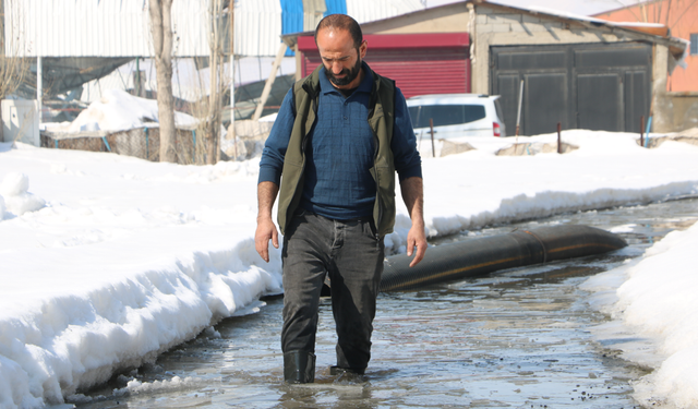 Yüksekova’da rögarlar taştı, evleri su bastı