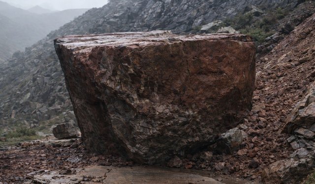 Hakkari’de heyelan: Şemdinli yoluna dev kayalar indi