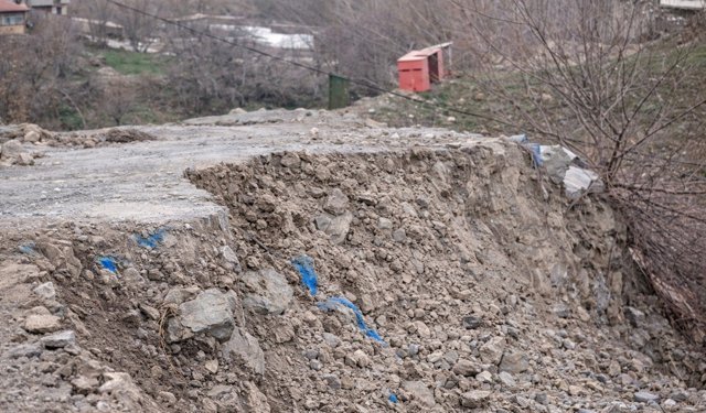 Biçer Mahallesi’nde yol kayması tedirginlik yarattı