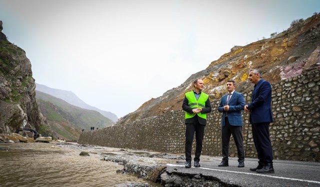 Taşkın nedeniyle kapanan yol için yoğun mesai