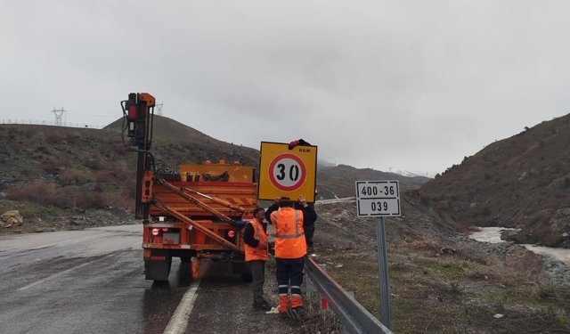 Hakkari'de çökme oluşan yolda çalışma başlatıldı