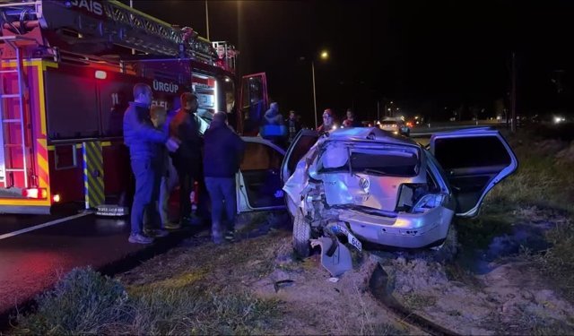 Devrilen otomobildeki 3 kişi yaralandı