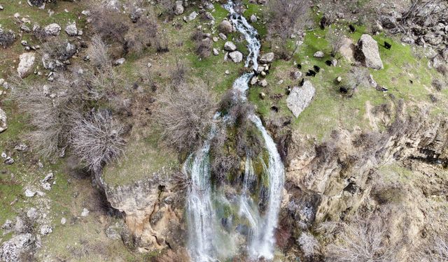 Hakkari'de debileri artan şelaleler dronla görüntülendi