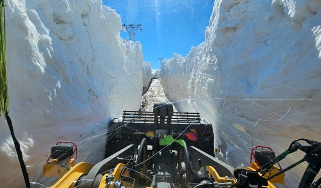 Hakkari’de Nisan ayında karla mücadele devam ediyor
