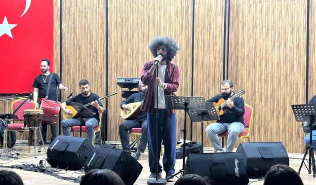 Sanatçı Murat Demir Hakkari’de sahne aldı