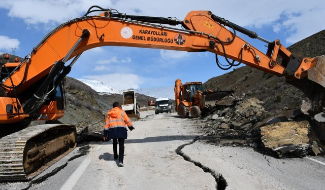 Hakkari Van Karayolunda çöken yolda çalışmalar başlatıldı