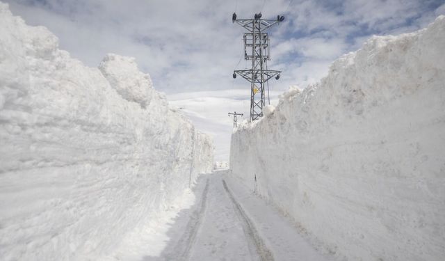 Hakkari'de kar kalınlığı rekor seviyede