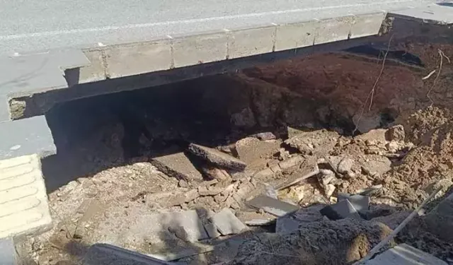 Siirt'te kaldırım çöktü; yol trafiğe kapatıldı