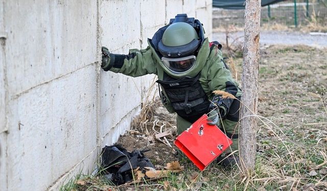 Bomba uzmanları ölümüne dikkatle görevde