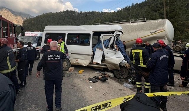TIR ile minibüs çarpıştı: 7 ölü, 7 yaralı