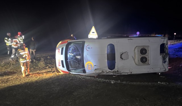 Muş’ta ambulans devrildi: 5 yaralı