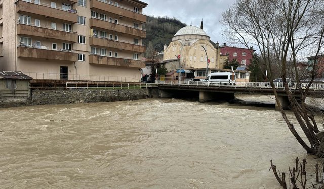Çatak'ta sağanak nedeniyle derelerin debisi yükseldi