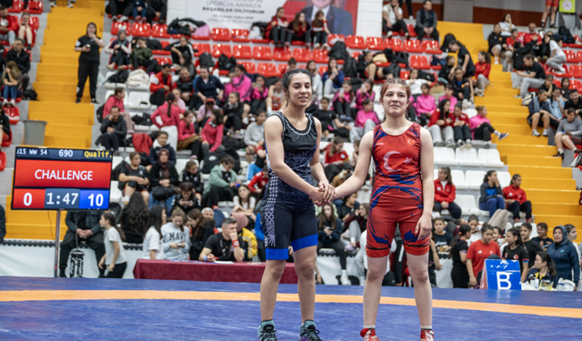 Kars'ta, 15 Yaş Altı Türkiye Güreş Şampiyonası devam ediyor