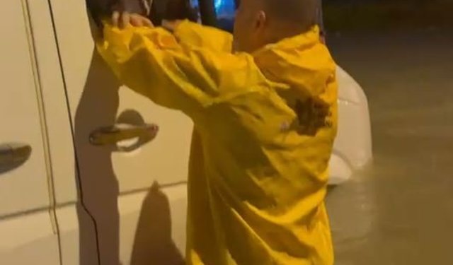 Minibüste mahsur kalan çocuklar kurtarıldı