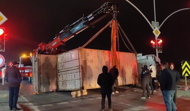 TIR devrildi, yol trafiğe kapandı