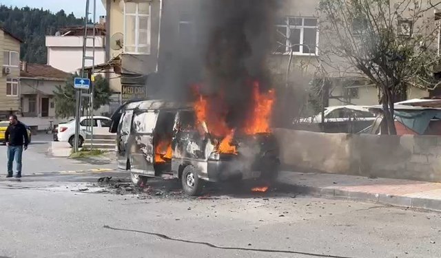 Park halindeki araç alev alev yandı