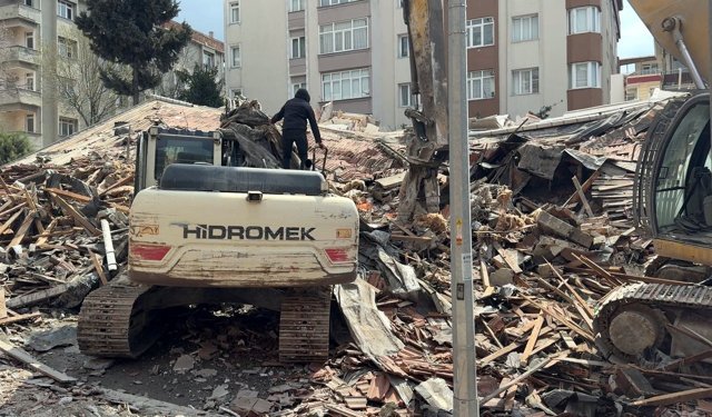 Yıkım sırasında bina çöktü, operatör kurtuldu