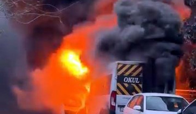 Park halindeki servis minibüsü yandı