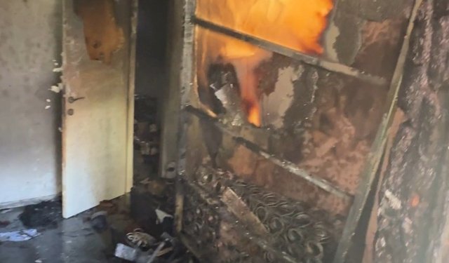 Yatakta unutulan sigara yangın çıkardı