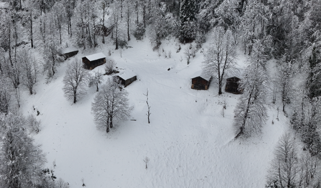 Ayder Yaylası’nda kar 20 santimetreye ulaştı