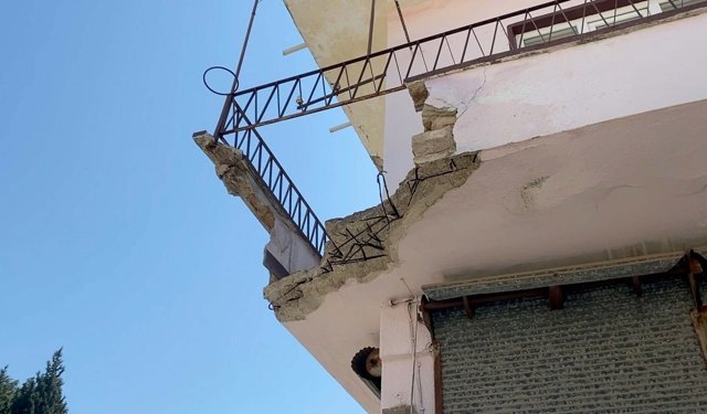 Balkon çöktü, baba ve engelli oğlu yaralandı